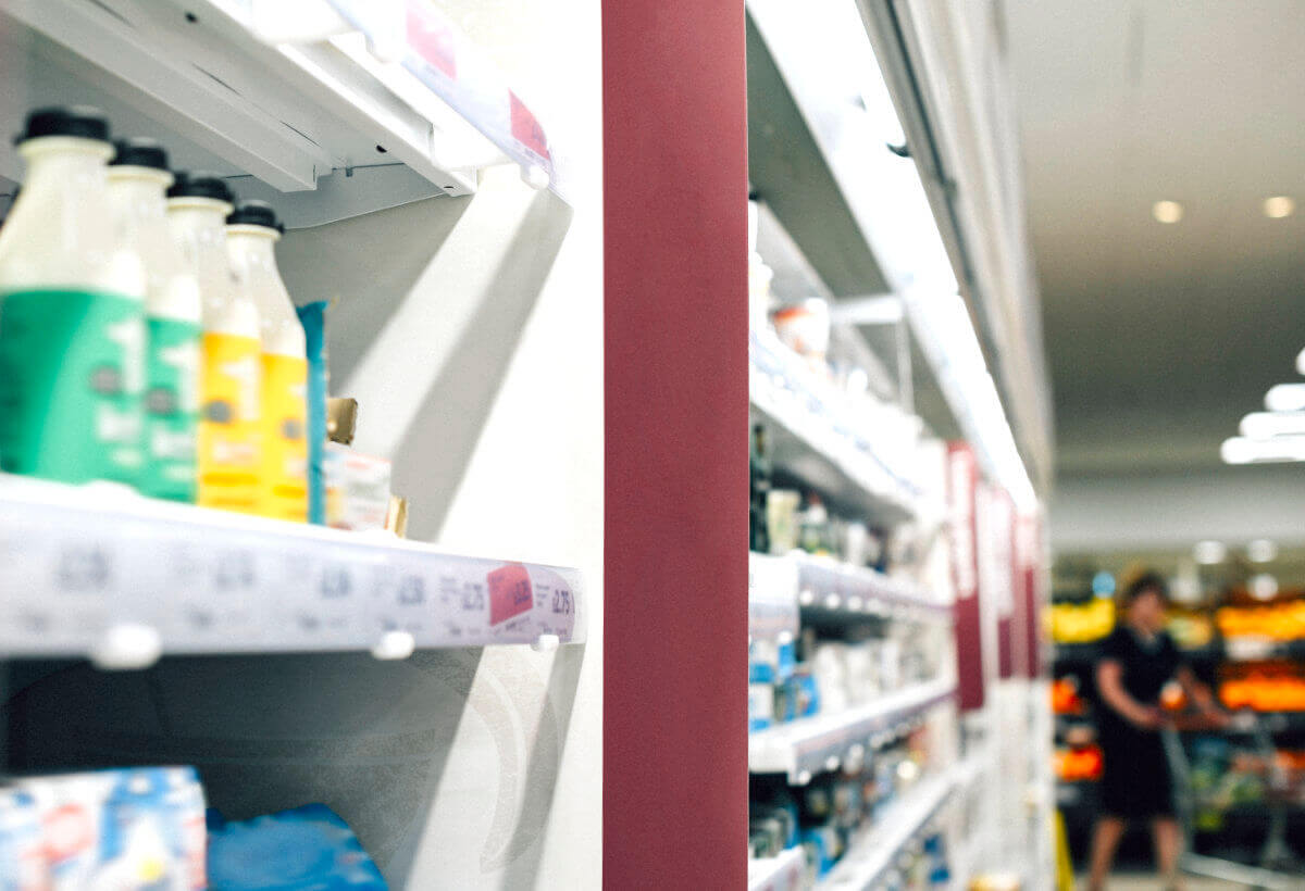 Milchprodukte im Regal eines Supermarkts